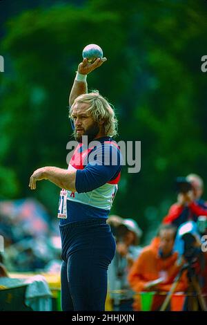 Al Feuerbach en compétition dans le tir mis aux épreuves de terrain et d'athlétisme des Etats-Unis en 1980. Banque D'Images