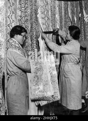 Peaux de serpent reptile.Une nouvelle industrie de l'Ouest de l'Angleterre.Sur la photo, les femmes mesurent des peaux de python finies.13th janvier 1933. Banque D'Images