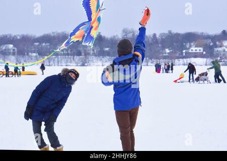 Festival du cerf-volant d'hiver du lac Harriet sur le lac gelé, en janvier.Loisirs amusants malgré le temps froid et la température de congélation.Minneapolis, Minnesota. Banque D'Images