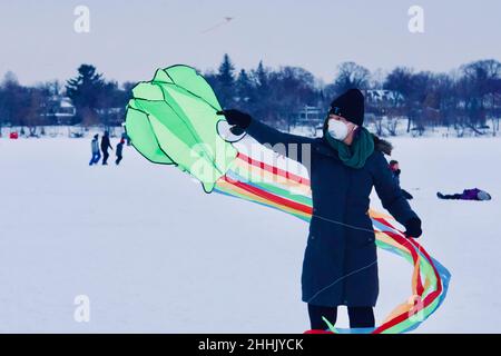 Festival du cerf-volant d'hiver du lac Harriet sur le lac gelé, en janvier.Loisirs amusants malgré le temps froid et la température de congélation.Minneapolis, Minnesota. Banque D'Images