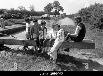 LES ÉLÈVES de la Southflopls Junior School, Hillfields, Coventry, profitent d'un séjour de durée déterminée loin de la « vie urbaine pour les deux prochaines semaines dans une « école de camp » dans la campagne du Warwickshire.Quarante-huit d'entre eux suivent un cours d'études sur le terrain, organisé par l'école.Ils ont campé au milieu d'un champ à Holt Farm, Napton-on-the-Hill, près de Southam.Après un appel matinal et un petit déjeuner campagnard, les enfants de 10 et 11 ans participent à des randonnées de campagne, font du canotage sur le canal et visitent les fermes et carrières voisines.'L'objet du cours est de donner le ch Banque D'Images