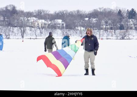 Festival du cerf-volant d'hiver du lac Harriet sur le lac gelé, en janvier.Loisirs amusants malgré le temps froid et la température de congélation.Minneapolis, Minnesota. Banque D'Images