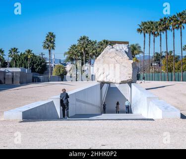 Los Angeles, CA, USA - le 26 janvier 2022 : la sculpture d'art public « Messe lévitée » de l'artiste Michael Heizer est exposée au LACMA à Los Angeles, CA. Banque D'Images