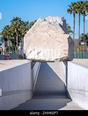 Los Angeles, CA, USA - le 26 janvier 2022 : la sculpture d'art public « Messe lévitée » de l'artiste Michael Heizer est exposée au LACMA à Los Angeles, CA. Banque D'Images