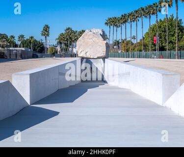 Los Angeles, CA, USA - le 26 janvier 2022 : la sculpture d'art public « Messe lévitée » de l'artiste Michael Heizer est exposée au LACMA à Los Angeles, CA. Banque D'Images