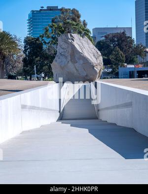 Los Angeles, CA, USA - le 26 janvier 2022 : la sculpture d'art public « Messe lévitée » de l'artiste Michael Heizer est exposée au LACMA à Los Angeles, CA. Banque D'Images