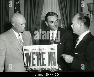 White House, 1 juillet 1958 -- le président Eisenhower pose avec le gouverneur Michael Stepovich et le secrétaire à l'intérieur, Frederick Andrew Seaton, après que le Congrès ait voté pour approuver la création d'un État de l'Alaska.L'Alaska est devenu l'État de 49th en 1959.Photo: Abbie Rowe Banque D'Images