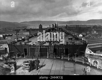 Vue sur l'arc du paquebot Cunard White Star Queen Mary, depuis le pont.Clydebank, Écosse, 26th septembre 1934. Banque D'Images