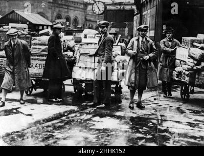 Un souvenir de la grève générale de 1926.Des bénévoles aident à déplacer des colis à la gare centrale de Newcastle.Mai 1926. Banque D'Images