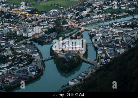 Vue aérienne de la ville moderne de Salzbourg avec des bâtiments résidentiels situés sur la rive de la rivière en Autriche Banque D'Images