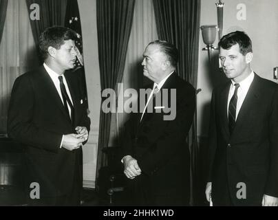 Le président Kennedy rencontre le directeur du FBI, J. Edgar Hoover, et le procureur général, Robert F. Kennedy.23 février 1961.Abbie Rowe photographe. Banque D'Images