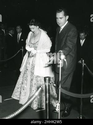 Le 20 octobre 1957 -- la reine Elizabeth II est escortée par le vice-président Richard Nixon lors de sa visite d'État aux États-Unis.Photo: Abbie Rowe Banque D'Images