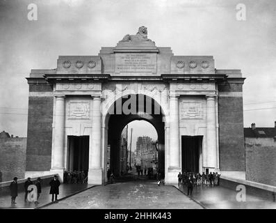 Les ouvriers de la construction et les maçons de pierre posent sous l'arche du mémorial presque achevé des 54 000 soldats britanniques et du Commonwealth disparus sur le champ de bataille du Saillant d'Ypres.Le mémorial d'Ypres est situé à la sortie est de la ville et marque le point de départ de l'une des routes principales hors de la ville qui a conduit les soldats alliés à la ligne de front.L'arche connue sous le nom de porte Menin a été conçue par Sir Reginald Blomfield et doit être dévoilée le 24 juillet 1927.Circa juin 1927 Banque D'Images