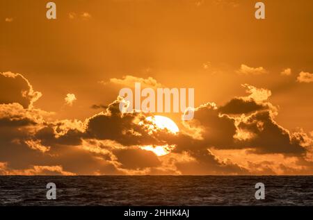 Ciel spectaculaire au coucher du soleil sur la mer Banque D'Images
