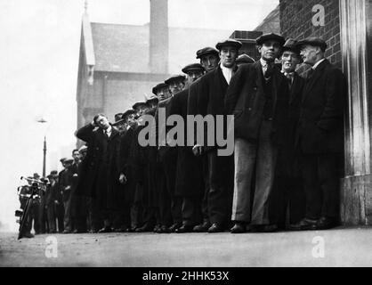 Les chômeurs vus ici font la queue à la bourse du travail dans les Midlands.23rd octobre 1931 Banque D'Images