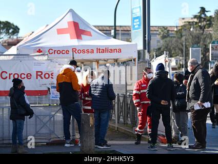 Rome, Italie.24th janvier 2022.Les gens attendent d'entrer dans un centre de vaccination à Rome, en Italie, le 24 janvier 2022.Lundi, l'Italie a signalé 77 696 nouveaux cas de COVID-19 au cours des 24 dernières heures, portant le nombre total de cas confirmés de COVID-19 à 10 001 344, selon les dernières données du Ministère de la Santé.Credit: Jin Mamengni/Xinhua/Alamy Live News Banque D'Images