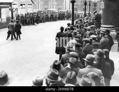 Grève générale 1926.Les bénévoles du Service gouvernemental font la queue up.4th mai 1926 Banque D'Images