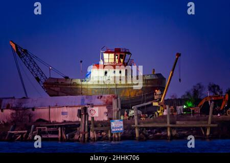 Un bateau est construit dans un chantier naval local, le 4 janvier 2017, à Bayou la Berre, Alabama.Les principales industries de la communauté sont la construction navale et les produits de la mer commerciaux. Banque D'Images