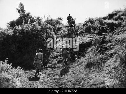 Guerre Abyssinienne septembre 1935Abyssinian les troupes avancent sous couvert sur le front d'Ogadan Banque D'Images