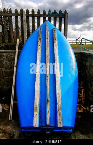 Petit bateau en bois attaché sur la terre Banque D'Images