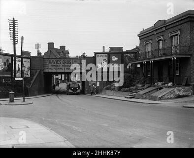 Les armes de chemin de fer, chemin de gare , West Drayton Circa 1936 Banque D'Images