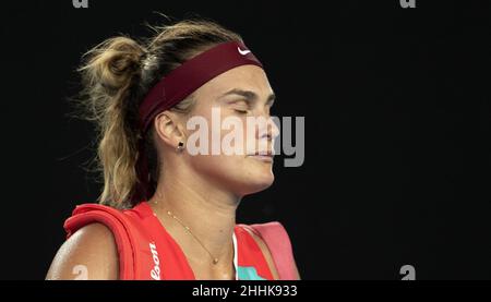 Melbourne, Australie.24th janvier 2022.Aryna Sabalenka, du Bélarus, réagit après le match rond des femmes célibataires 4th contre Kaia Kanepi, de l'Estonie, à l'Open d'Australie à Melbourne, en Australie, le 24 janvier 2022.Credit: Hu Jingchen/Xinhua/Alay Live News Banque D'Images
