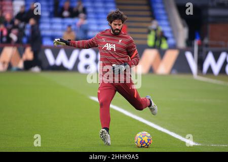 Londres, Royaume-Uni.23rd janvier 2022.Alisson Becker, gardien de but de Liverpool pendant l'échauffement avant le match.Match de première ligue, Crystal Palace v Liverpool au stade Selhurst Park à Londres le dimanche 23rd janvier 2022. Cette image ne peut être utilisée qu'à des fins éditoriales.Utilisation éditoriale uniquement, licence requise pour une utilisation commerciale.Aucune utilisation dans les Paris, les jeux ou les publications d'un seul club/ligue/joueur. photo par Steffan Bowen/Andrew Orchard sports photographie/Alay Live news crédit: Andrew Orchard sports photographie/Alay Live News Banque D'Images