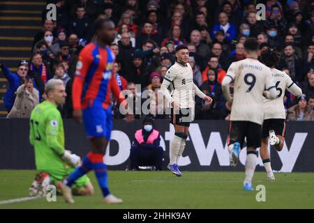 Londres, Royaume-Uni.23rd janvier 2022.Alex Oxlade-Chamberlain de Liverpool (c) célèbre avec ses coéquipiers après avoir atteint le but 2nd de ses équipes.Match de première ligue, Crystal Palace v Liverpool au stade Selhurst Park à Londres le dimanche 23rd janvier 2022. Cette image ne peut être utilisée qu'à des fins éditoriales.Utilisation éditoriale uniquement, licence requise pour une utilisation commerciale.Aucune utilisation dans les Paris, les jeux ou les publications d'un seul club/ligue/joueur. photo par Steffan Bowen/Andrew Orchard sports photographie/Alay Live news crédit: Andrew Orchard sports photographie/Alay Live News Banque D'Images