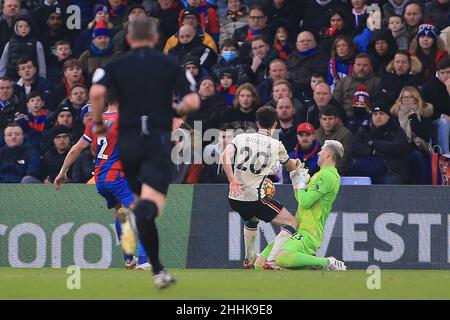 Londres, Royaume-Uni.23rd janvier 2022.Diogo Jota de Liverpool (20) est en collision avec Vicente Guaita, gardien de but du Crystal Palace et après un contrôle VAR, une pénalité est accordée à Liverpool.Match de première ligue, Crystal Palace v Liverpool au stade Selhurst Park à Londres le dimanche 23rd janvier 2022. Cette image ne peut être utilisée qu'à des fins éditoriales.Utilisation éditoriale uniquement, licence requise pour une utilisation commerciale.Aucune utilisation dans les Paris, les jeux ou les publications d'un seul club/ligue/joueur. photo par Steffan Bowen/Andrew Orchard sports photographie/Alay Live news crédit: Andrew Orchard sports photographie/Alay Live News Banque D'Images