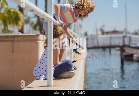 Passe-temps Pour Les Enfants De Pêche Garçon Avec Spinner à La Rivière  Enfant à La Jetée Avec Tige