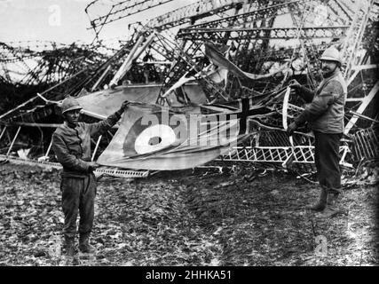 L'épave du R101 Airship qui s'est écrasé à AAllonne, Beauvais, près de Paris, en France.Des pompiers tenant l'ensign brûlée, qui a été trouvé volant à la poupe.5th octobre 1930. Banque D'Images