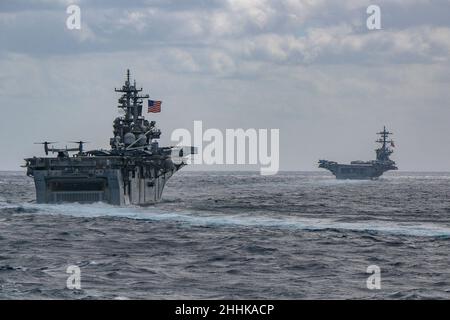 220122-N-IN633-1617 MER DES PHILIPPINES (JANV22, 2022) l'assaut amphibie de la classe Wasp USS Essex (LHD 2) et le porte-avions de la classe Nimitz USS Abraham Lincoln (CVN 72) participent aux travaux de la Force d'autodéfense maritime japonaise (JMSDF), le 22 janvier 2022.Faisant partie de la flotte du Pacifique des États-Unis, les unités affectées aux groupes de grève des transporteurs Carl Vinson et Abraham Lincoln, aux groupes prêts amphibies America et Essex, aux côtés de la JMSDF, mènent une formation pour préserver et protéger une région Indo-Pacific libre et ouverte.(É.-U.Navy photo by Intelligence Specialist 1st Class Jeremy Faller) Banque D'Images