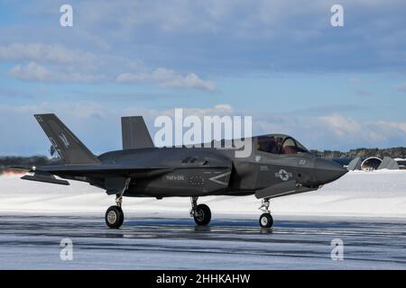 MISAWA, Japon (janv21, 2022) – un F-35B Lightning II, affecté aux « Bats » de l'escadron d'attaque de chasseurs maritimes 242 (VMFA-242), taxis de l'installation aérienne navale (NAF) Misawa.La NAF Misawa fournit un soutien et des services logistiques en aviation et au sol à toutes les forces permanentes et transitoires de la Marine américaine et du corps des Marines des États-Unis dans le nord du Japon.La VMFA-242 est récemment passée au F-35B et est l'un des deux seuls escadrons F-35B stationnés à l'avant.(É.-U.Photo de la marine par le spécialiste des communications de masse 3rd classe Benjamin Ringers) Banque D'Images