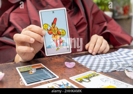 15th de septembre 2021, Anvers, Belgique, scène magique,concept ésotérique, récit de fortune, femme montrant une carte de tarot, cartes de tarot sur une table.Le concept de divination, d'astrologie et d'ésotéricisme, illustratif .Photo de haute qualité Banque D'Images