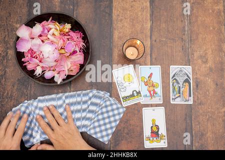 15 septembre 2021, Anvers, Belgique, scène magique, concept ésotérique, dire fortune, cartes tarot sur une table. Le concept de divination, d'astrologie et d'ésotéricisme, illustratif . Photo de haute qualité Banque D'Images