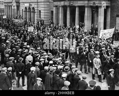 Des marcheurs sans emploi, notamment des grévistes de l'usine du Lancashire et des communistes de Londres, défilant devant l'hôtel de ville de Newcastle, où le Congrès des syndicats était en session.Parmi ceux qui faisaient partie de la procession, il y avait des hommes qui avaient marché d'aussi loin que Middlesbrough ad West Hartlepool.Certains des hommes se sont effondrés sur le chemin.6th septembre 1932. Banque D'Images