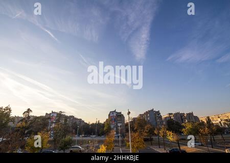 Photo des bâtiments socialistes de Novi Beograd à Blok 22 à Belgrade, Serbie avec des voitures et des gens passant.Ils sont typiques de l'archi communiste Banque D'Images