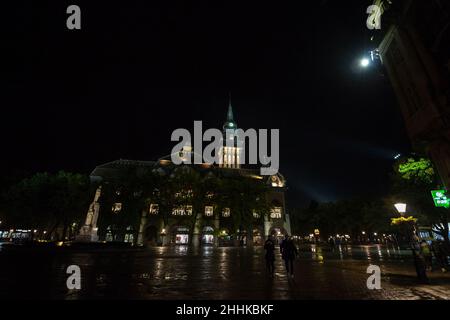 Photo de la tour de l'hôtel de ville de Subotica la nuit, l'hôtel de ville de Subotica est situé à Subotica, dans la province de Voïvodine et de Distri Banque D'Images