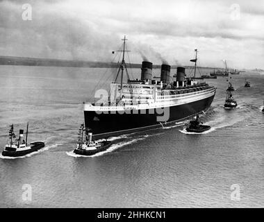 RMS Queen Mary, paquebot qui naviguait principalement dans l'océan Atlantique Nord de 1936 à 1967 pour la ligne Cunard, connue sous le nom de Cunard-White Star lorsque le navire est entré en service.Construit par John Brown & Company à Clydebank, en Écosse.Sur la photo.La reine Mary arrive à Southampton pour entrer dans le quai du roi George V, pour la première fois.27th mars 1936. Banque D'Images