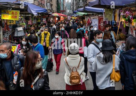 Hong Kong, Chine.23rd janvier 2022.Les gens achètent des ornements décoratifs chinois du nouvel an dans les stands de rue à la tête de la prochaine nouvelle année lunaire chinoise 2022 du tigre à Hong Kong le 23 janvier 2022.Le gouvernement de Hong Kong a réintroduit des restrictions sociales Covid plus strictes, obligeant les écoles, les entreprises et les lieux publics à fermer jusqu'après les vacances et les festivités du nouvel an chinois (CNY) pour contrôler la propagation de la variante Omicron, la stratégie du gouvernement visant à zéro infection dans la ville.Crédit : SOPA Images Limited/Alamy Live News Banque D'Images