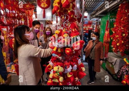 Hong Kong, Chine.23rd janvier 2022.Les gens achètent des ornements décoratifs chinois du nouvel an à une tête de rue de la prochaine Lunar Chinese nouvel an 2022 du Tigre à Hong Kong le 23 janvier 2022.Le gouvernement de Hong Kong a réintroduit des restrictions sociales Covid plus strictes, obligeant les écoles, les entreprises et les lieux publics à fermer jusqu'après les vacances et les festivités du nouvel an chinois (CNY) pour contrôler la propagation de la variante Omicron, la stratégie du gouvernement visant à zéro infection dans la ville.Crédit : SOPA Images Limited/Alamy Live News Banque D'Images