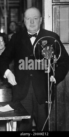 M. Winston Churchill vu ici à l'école Dingle Lane prenant la parole pour une réunion à l'appui de la candidature de son fils à l'élection générale de 1935 du 12th novembre 1935 Banque D'Images