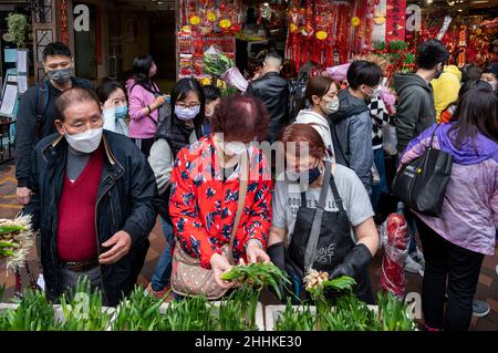 Hong Kong, Chine.23rd janvier 2022.Les gens achètent des fleurs typiques du nouvel an chinois sur un marché aux fleurs avant le nouvel an chinois lunaire 2022 du tigre à Hong Kong le 23 janvier 2022.Le gouvernement de Hong Kong a réintroduit des restrictions sociales Covid plus strictes, obligeant les écoles, les entreprises et les lieux publics à fermer jusqu'après les vacances et les festivités du nouvel an chinois (CNY) pour contrôler la propagation de la variante Omicron, la stratégie du gouvernement visant à zéro infection dans la ville.(Photo par Miguel Candela/ SOPA Images/Sipa USA) crédit: SIPA USA/Alay Live News Banque D'Images