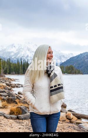 USA, Idaho, Stanley, femme âgée souriante au lac de montagne Banque D'Images