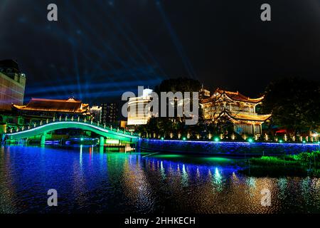 Temple traditionnel chinois et pont la nuit avec spectacle de lumière dans le ciel Banque D'Images