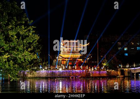 Spectacle laser devant le temple chinois la nuit sur la rivière Banque D'Images