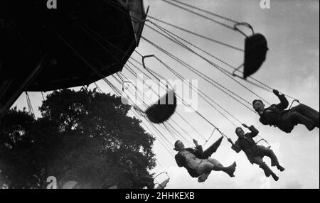 Les foules qui apprécient le président-O-plane à la foire de Tolworth en 1934 Banque D'Images