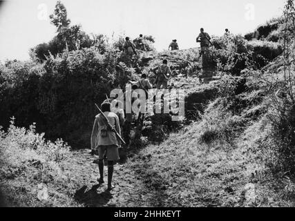 Guerre Abyssinienne septembre 1935Abyssinian les troupes avancent sous couvert sur le front d'Ogadan Banque D'Images