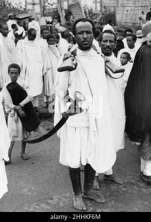 Guerre Abyssinienne septembre 1935.des tribesmen arrivent à Addis-Abeba pour s'y engager de loyauté envers l'empereur Haile Selassie après l'invasion de l'Éthiopie par les forces italiennes. Banque D'Images