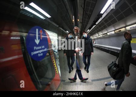 Londres, Royaume-Uni.24th janvier 2022.Photo prise le 24 janvier 2022 montre des gens à la station de métro de Waterloo pendant l'heure de pointe du matin à Londres, en Grande-Bretagne.Le Premier ministre britannique Boris Johnson a annoncé mercredi dernier que le 24 janvier prochain, les restrictions COVID du Plan B, qui comprennent des règles obligatoires pour le port du masque, les certificats de vaccination et les directives pour travailler à domicile.Crédit: Tim Ireland/Xinhua/Alamy Live News Banque D'Images